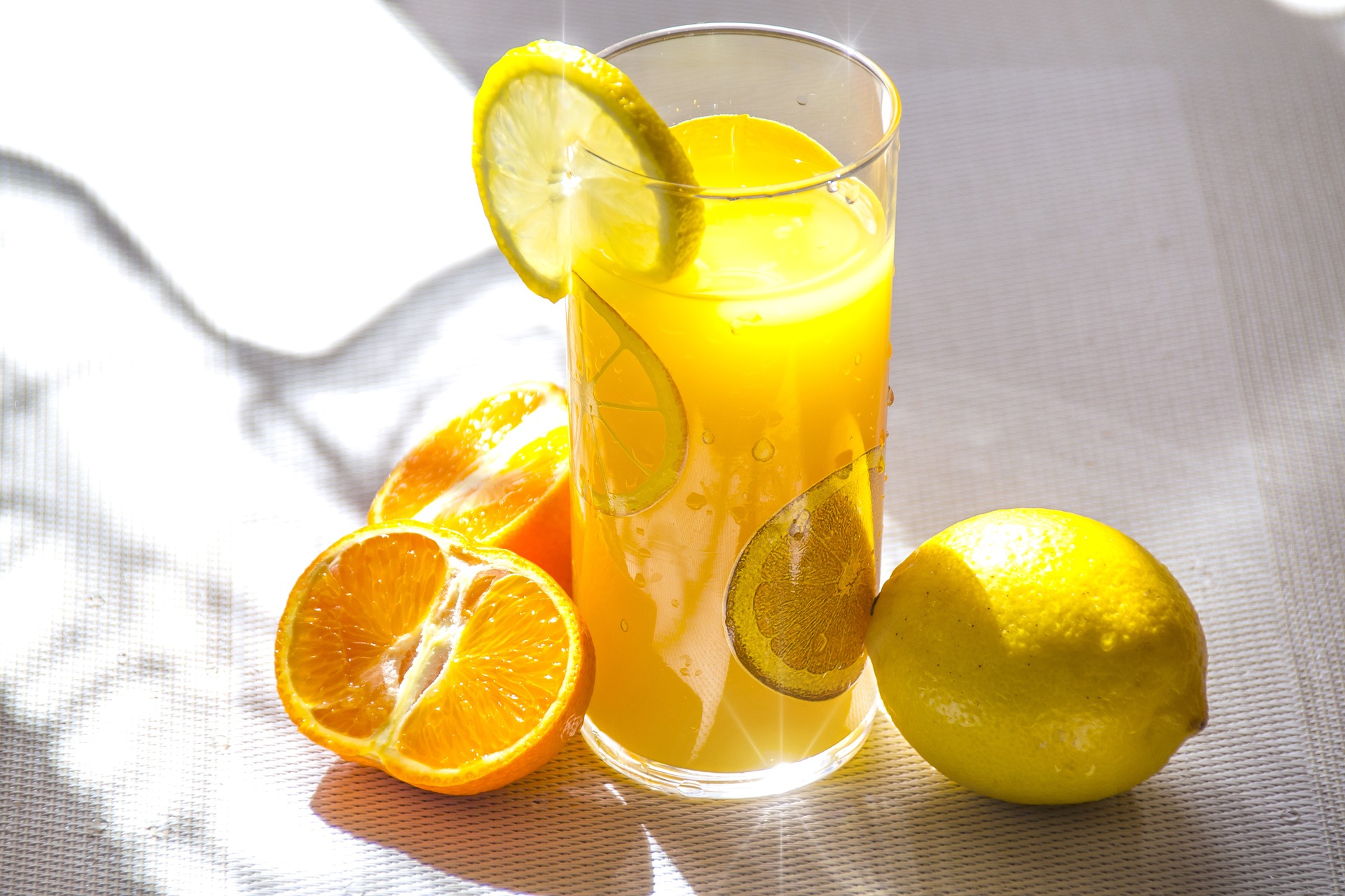 柑橘系フルーツジュースの美味しいイメージを目的