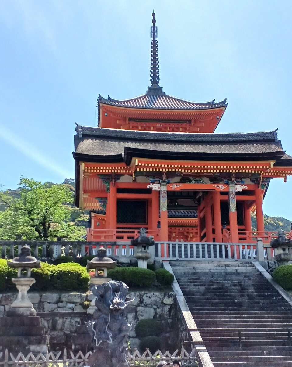 清水寺の境内の写真で京都をイメージ目的
