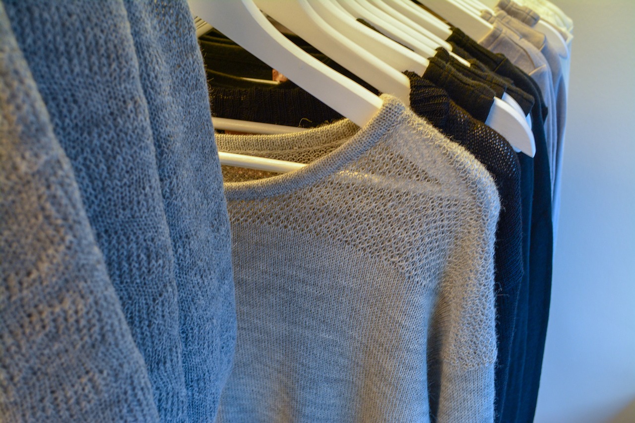 ワードローブの衣服が並んでニットのお買い物をしたイメージ目的