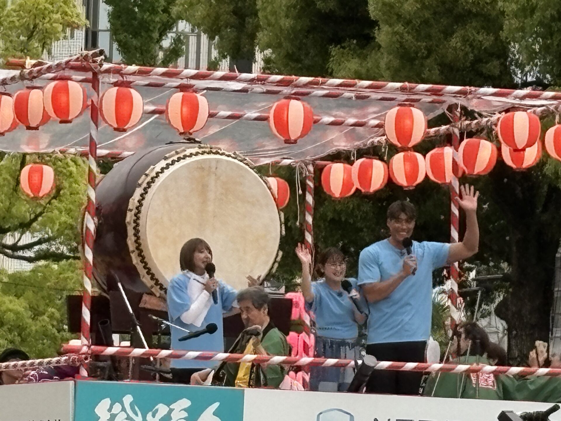 お城まつりを盛り上げている元プロ野球選手とタレントのイメージ目的