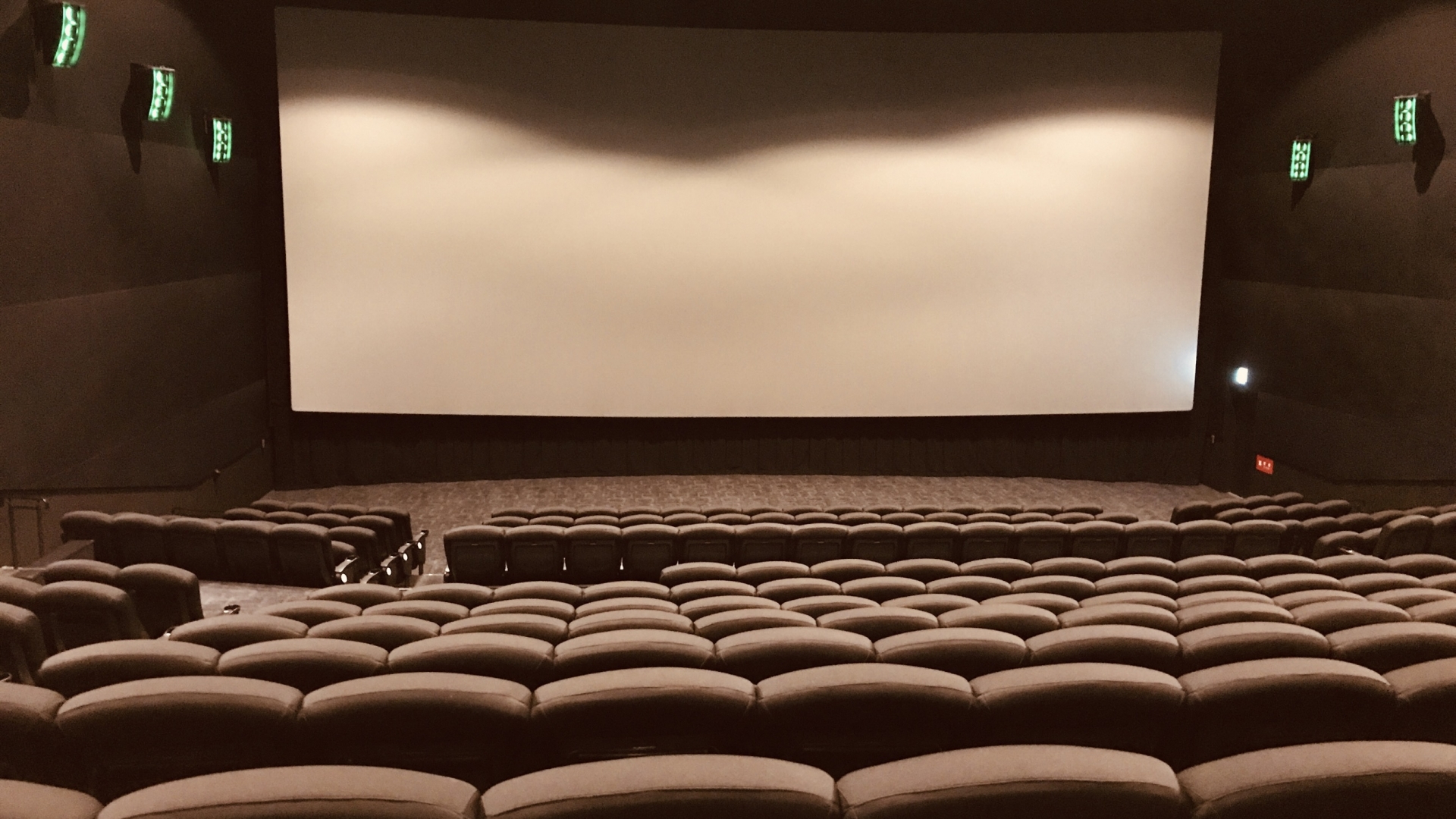 映画館の大きなスクリーンで映画を観たイメージ目的