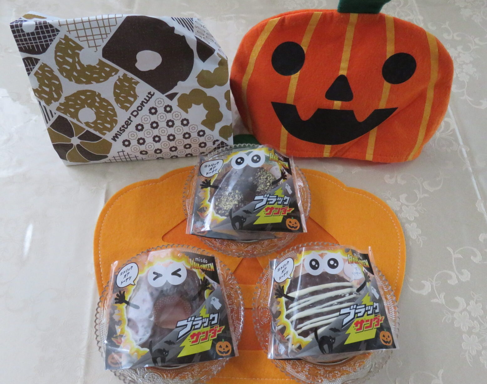 ハロウィンのミスドとチョコレートが美味しいブラックサンダーのコラボをイメージ目的