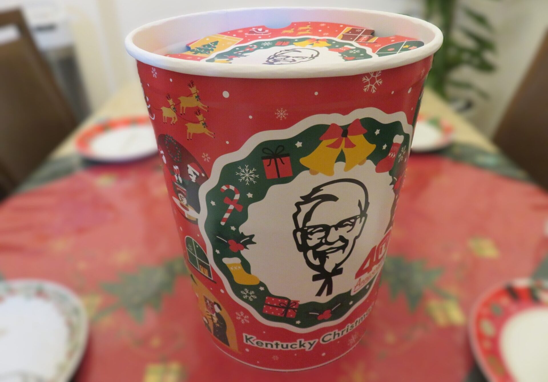 クリスマスにケンタッキーのセットをいただく夕食のイメージ目的