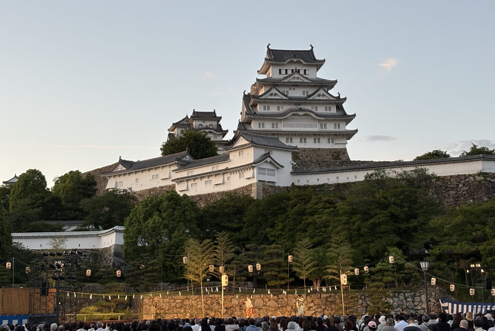 世界遺産の姫路城を背景に行われた薪能のイメージ目的