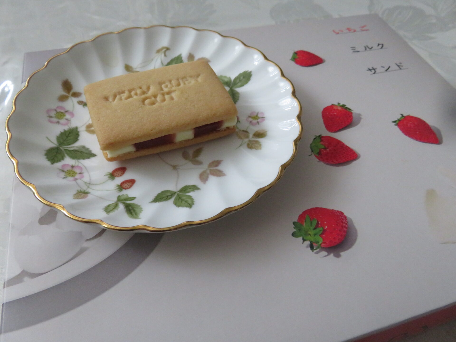 美味しいお菓子でティータイムを過ごすイメージ目的